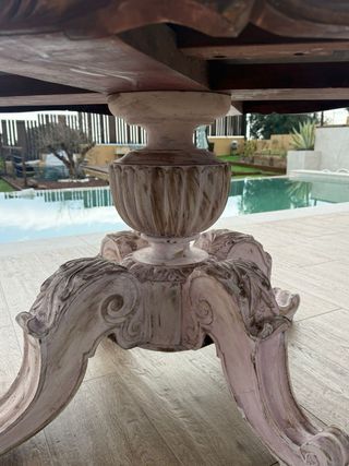 Antigua mesa de nogal estilo francés