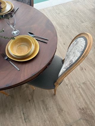 Antigua mesa de nogal estilo francés