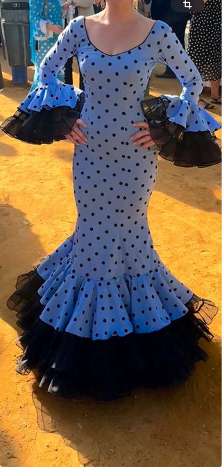 Traje de flamenca azul con lunares negros