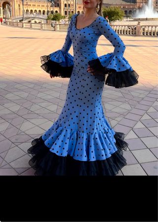 Traje de flamenca azul con lunares negros