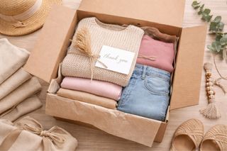 Caja de ropa: jersey, pantalón y más