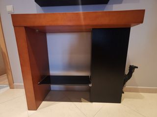 Móvel de entrada triangular com prateleira