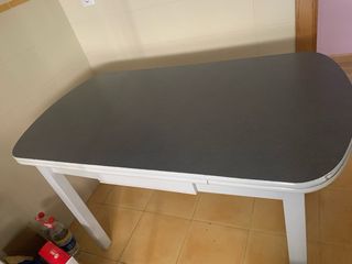 Mesa de comedor gris y blanca