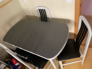 Mesa de comedor gris y blanca