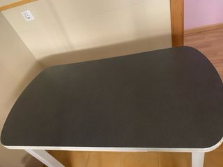 Mesa de comedor gris y blanca