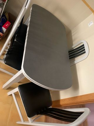 Mesa de comedor gris y blanca