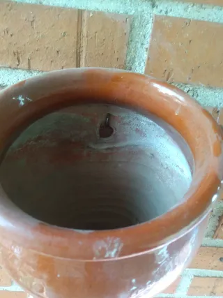 Macetas de barro colgantes en muyyy buen estado.
