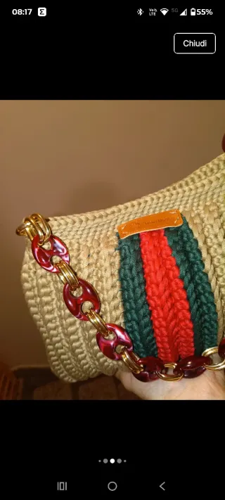 Borsa uncinetto beige con manico rosso e dorato