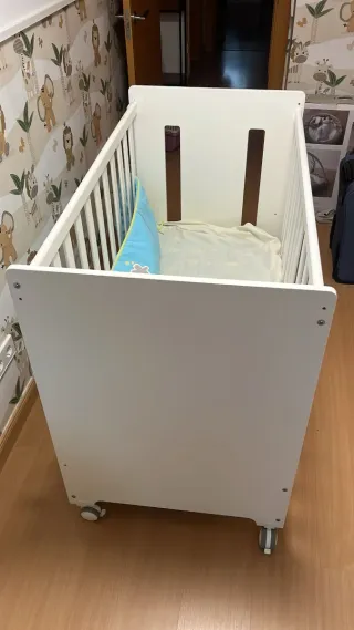 Cuna de bebé madera blanca con ruedas Y cajón