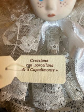 Bambola rigida con vestito in pizzo