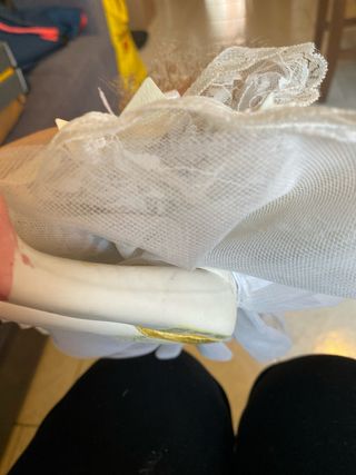 Bambola rigida con vestito in pizzo