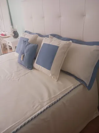 Conjunto colcha,cojines,bandas y volante cortinas.