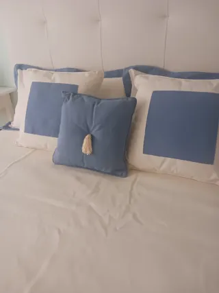 Conjunto colcha,cojines,bandas y volante cortinas.