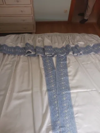 Conjunto colcha,cojines,bandas y volante cortinas.