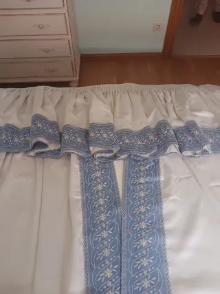 Conjunto colcha,cojines,bandas y volante cortinas.