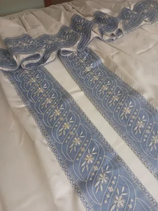 Conjunto colcha,cojines,bandas y volante cortinas.