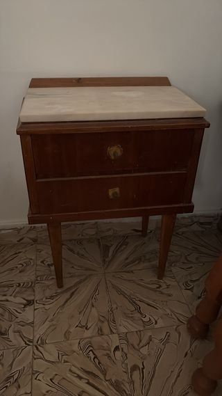 Mesilla antigua de madera y mármol