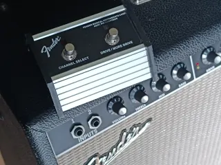 FENDER FRONTMAN 212R AMPLIFICADOR GUITARRA