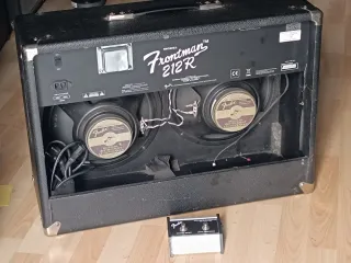 FENDER FRONTMAN 212R AMPLIFICADOR GUITARRA