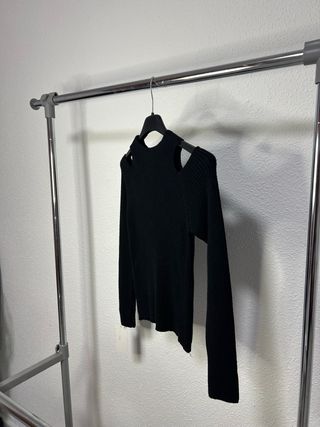 Jersey negro con hombros descubiertos