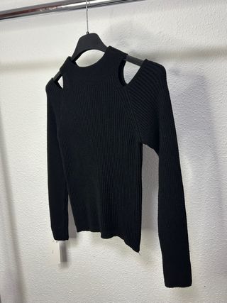 Jersey negro con hombros descubiertos