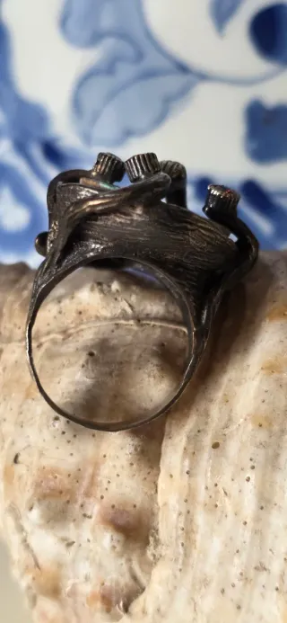 Anillo escultórico de plata y bronce