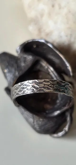 Anillo escultórico de plata y bronce