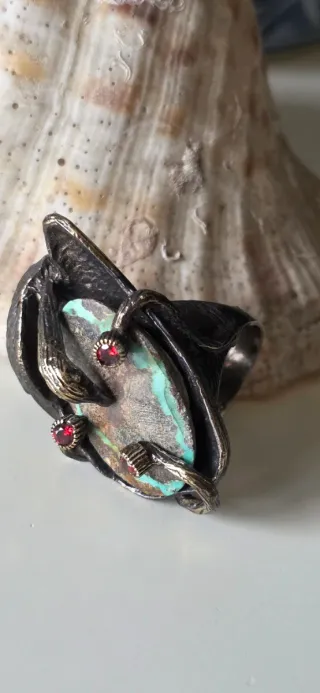 Anillo escultórico de plata y bronce