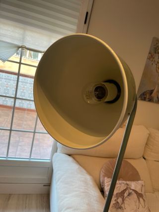 Lámpara de pie verde y dorada