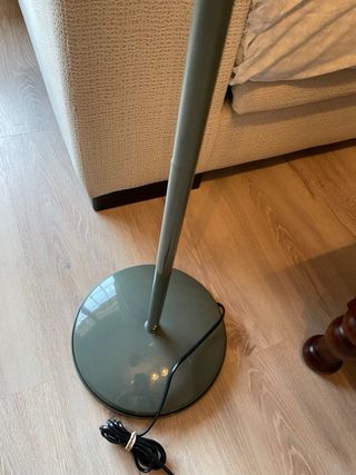 Lámpara de pie verde y dorada