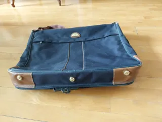 Portatrajes azul marino y marrón