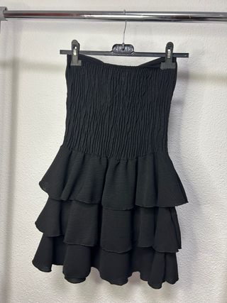 Vestido negro con volantes y cordones