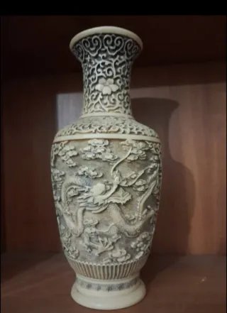 Jarrón chino antiguo con relieves