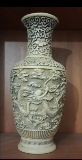 Jarrón chino antiguo con relieves