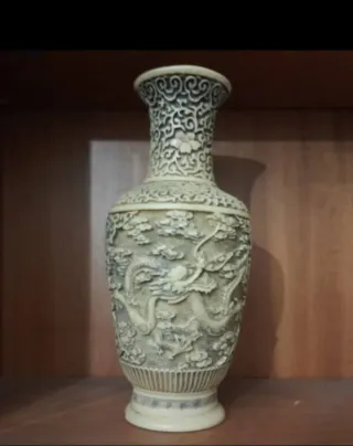 Jarrón chino antiguo con relieves