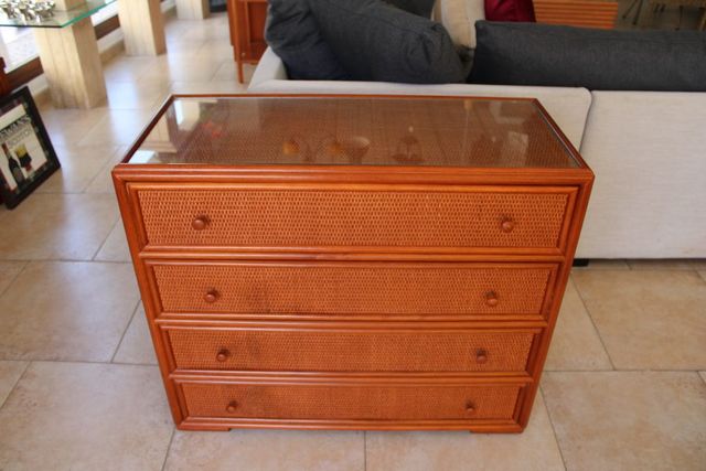 Cajonera de madera y ratán con tapa de cristal