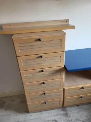 Habitación completa: cama, escritorio y armario.