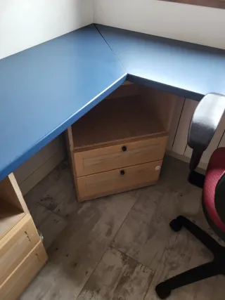 Habitación completa: cama, escritorio y armario.