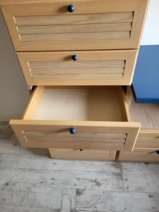 Habitación completa: cama, escritorio y armario.