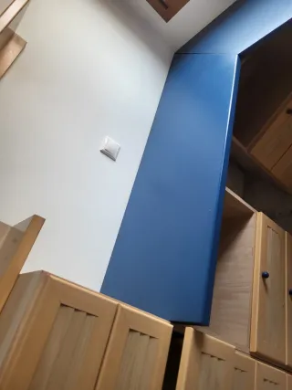 Habitación completa: cama, escritorio y armario.