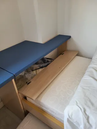 Habitación completa: cama, escritorio y armario.