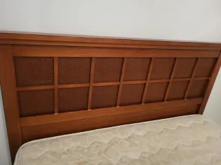 Habitación completa: cama, escritorio y armario.