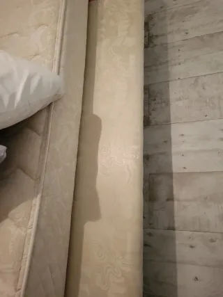 Habitación completa: cama, escritorio y armario.