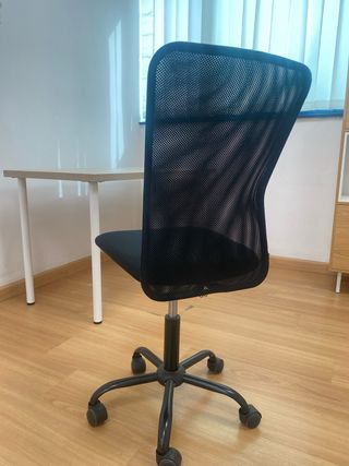 Silla de oficina giratoria con ruedas.