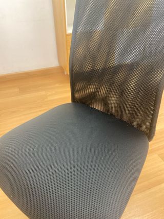 Silla de oficina giratoria con ruedas.