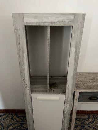 Mesita y vitrina de madera.