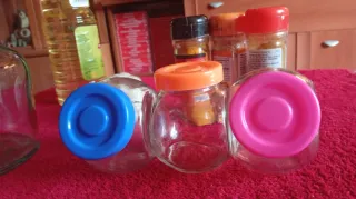 Aceitera 600 ml y  3 especieros con tapas