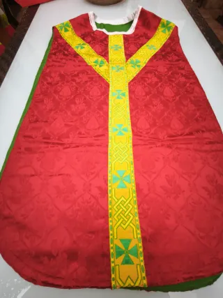 Casulla litúrgica roja con detalles dorados