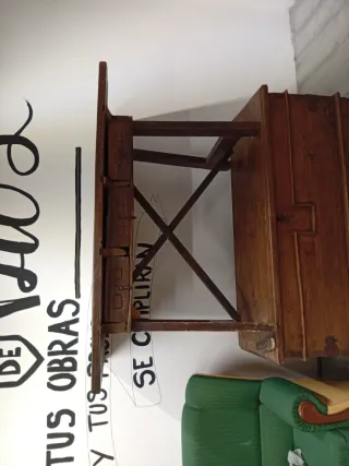 Mesa antigua de madera con cajones