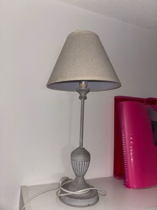 Lámpara de mesa beige y gris
